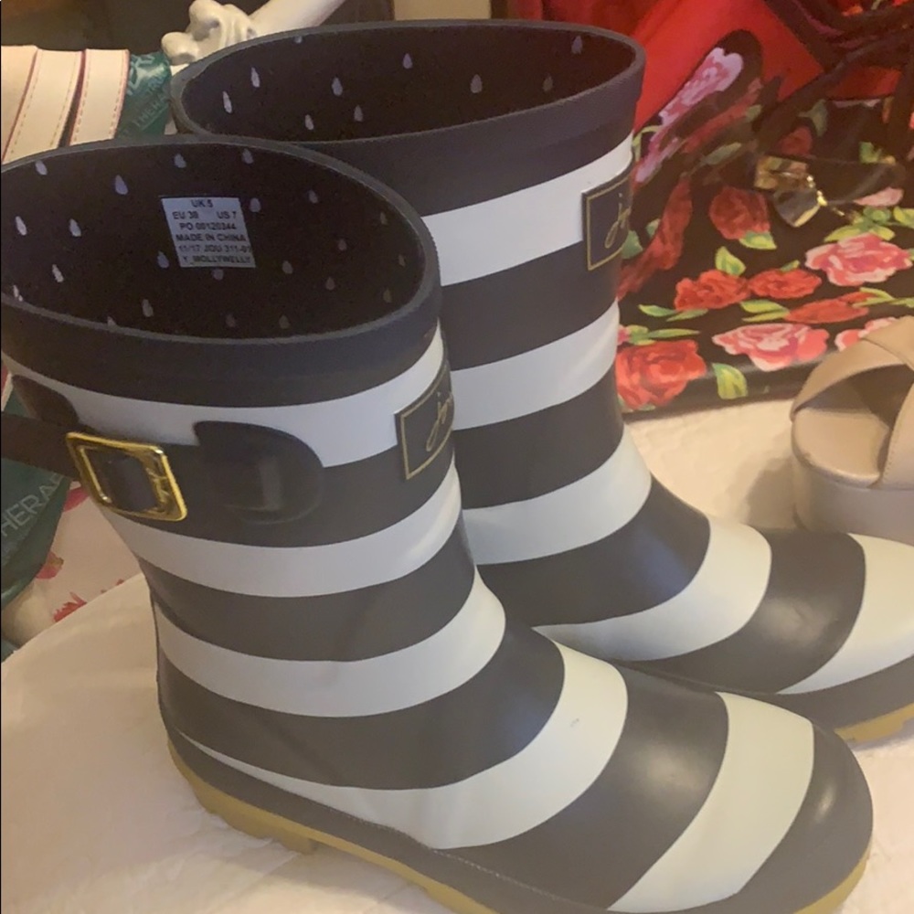 I have for sale a pair of Rain Boots.